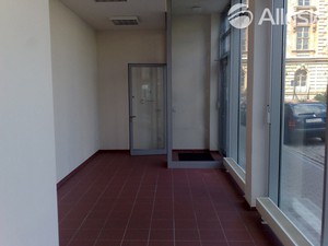 PRODEJ OBCHODNÍHO PROSTORU 32 m2 S GARÁŽOVÝM STÁNÍM V CENTRU BRNA
