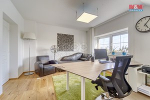 Prodej domu s kancelářemi a prodejnou, 215 m2, Zeleneč