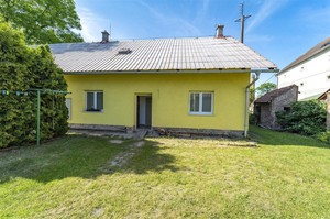 Pěčice, prodej komerční nemovitosti (sklady 2700 m2, rodinný dům 206 m2 na pozemcích 7419 m2)