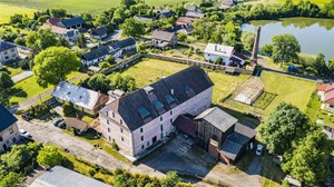 Pěčice, prodej komerční nemovitosti (sklady 2700 m2, rodinný dům 206 m2 na pozemcích 7419 m2)