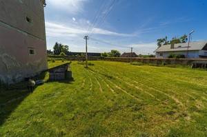 Pěčice, prodej komerční nemovitosti (sklady 2700 m2, rodinný dům 206 m2 na pozemcích 7419 m2)