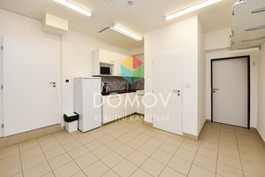 Komerční plochy 400 m2 a 2 byty