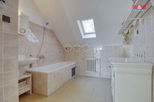 Prodej obchodního objektu, 112 m2, s bytem 4+1 v Svéradice