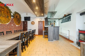 Prodej rodinného domu 269 m2 s komerčními prostory 362 m2, pozemek 1 023 m2, Hluboké Mašůvky