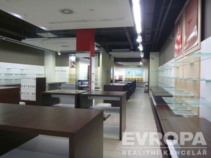 Prodej prodejny v tradičních obchodních prostorech a kancelářemi s byty, o celkové výměře 957 m2