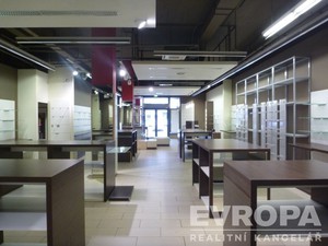 Prodej prodejny v tradičních obchodních prostorech a kancelářemi s byty, o celkové výměře 957 m2
