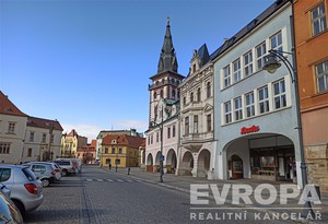 Prodej prodejny v tradičních obchodních prostorech a kancelářemi s byty, o celkové výměře 957 m2