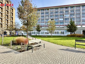Prodej obchodních prostor v přízemí bytového domu - 288 m2, Kladno, nám. Jana Masaryka
