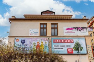 Prodejní prostory s výlohou na frekventovaném místě