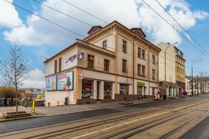 Prodejní prostory s výlohou na frekventovaném místě