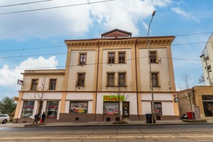 Prodejní prostory s výlohou na frekventovaném místě