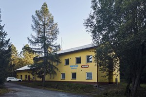 Zpevněné plochy s vlečkou a provozní budovou ke skladování v obci Krouna