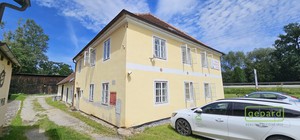 Komerční nemovitost s pozemkem a bytem - Český Krumlov - Chvalšinská ulice.