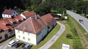 Komerční nemovitost s pozemkem a bytem - Český Krumlov - Chvalšinská ulice.