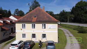Komerční nemovitost s pozemkem a bytem - Český Krumlov - Chvalšinská ulice.