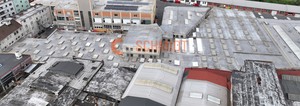- hala je místy jednopodlažní, dvoupodlaží a třípodlažní (v patrech je převážně oficiální ubytovna)