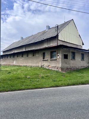 Prodej komerčního pozemku se stavbou v obci Chvalkovice.