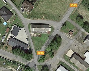 Prodej komerčního pozemku se stavbou v obci Chvalkovice.
