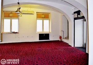 Prodej komerčního prostoru se 3 byty, 658 m2 - Holice