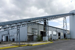 Dvě haly, garáže a zpevněné pozemky - prodávaná plocha 23838 m2