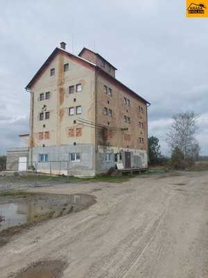 Prodej komerčního objektu s pozemky v Uničově
