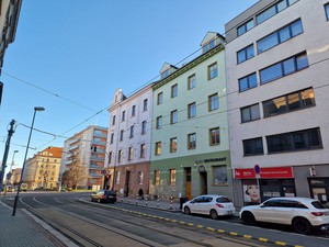 Obchodní prostor v přízemí a multifunkční prostory v suterénu na frekventovaném místě Sladkovského u